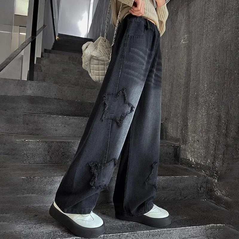 Gerade geschnittene und elegante schwarze High-Waist-Jeans mit weitem Bein und weitem Bein