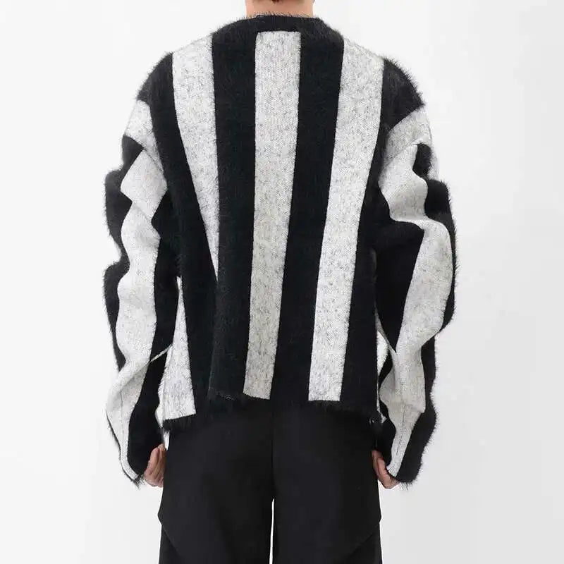 Strickpullover mit kontrastierenden Streifen.