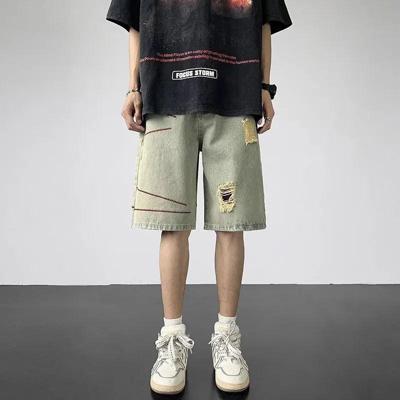 Sommerliche, dünne, lockere Jeansshorts mit Rissen