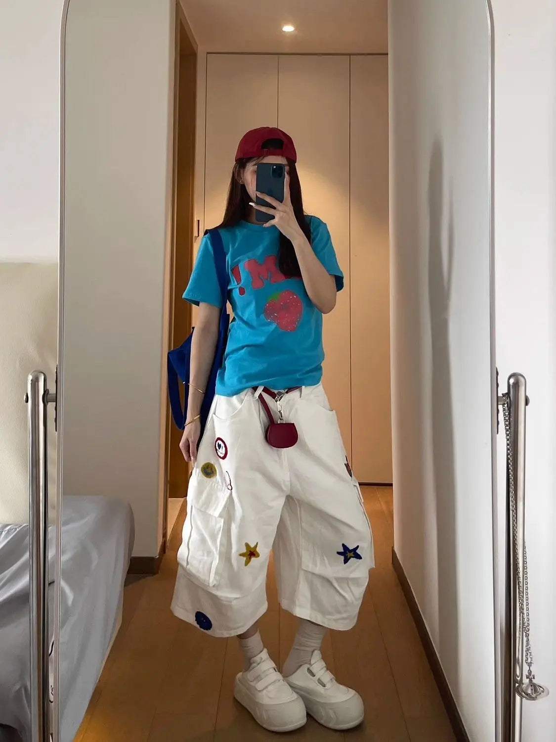 Weiße, bestickte, weite Jeansshorts