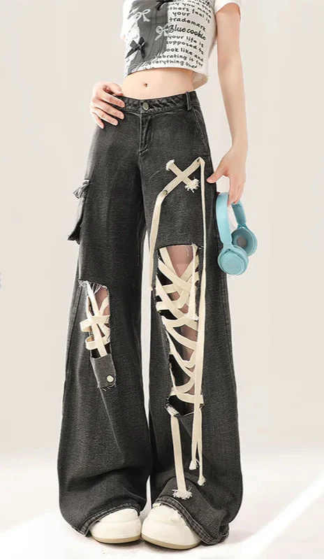 Schwarze Jeans mit Rissen und weitem Riemen
