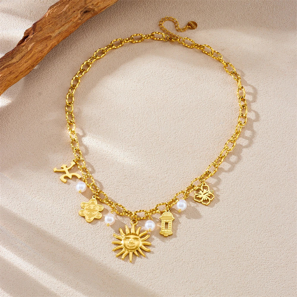 Collier pendentif soleil en perle fleur dorée