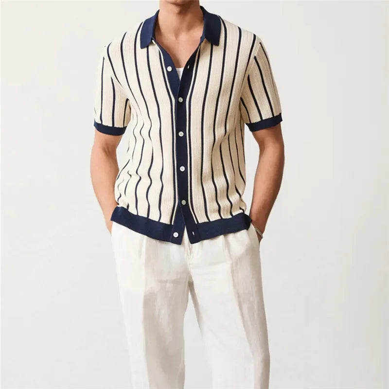 Stilvoller gestreifter Strick-Polo-Cardigan