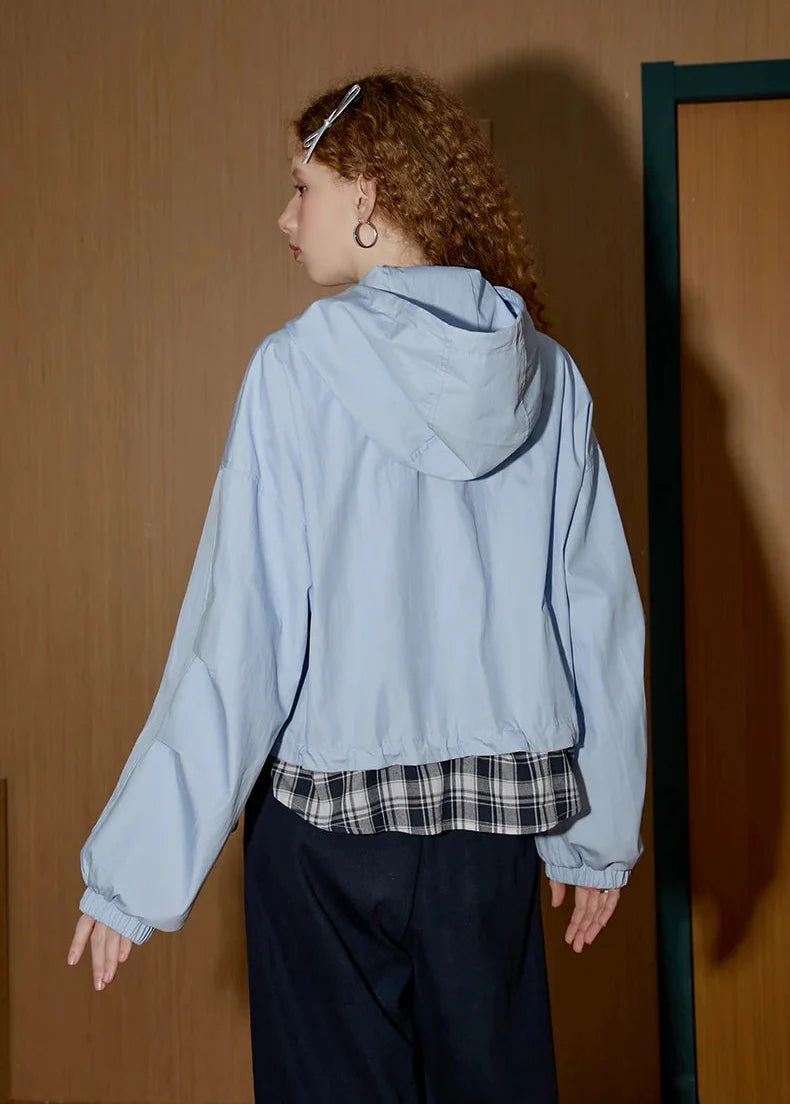 Veste coupe-vent à capuche sportive et tendance