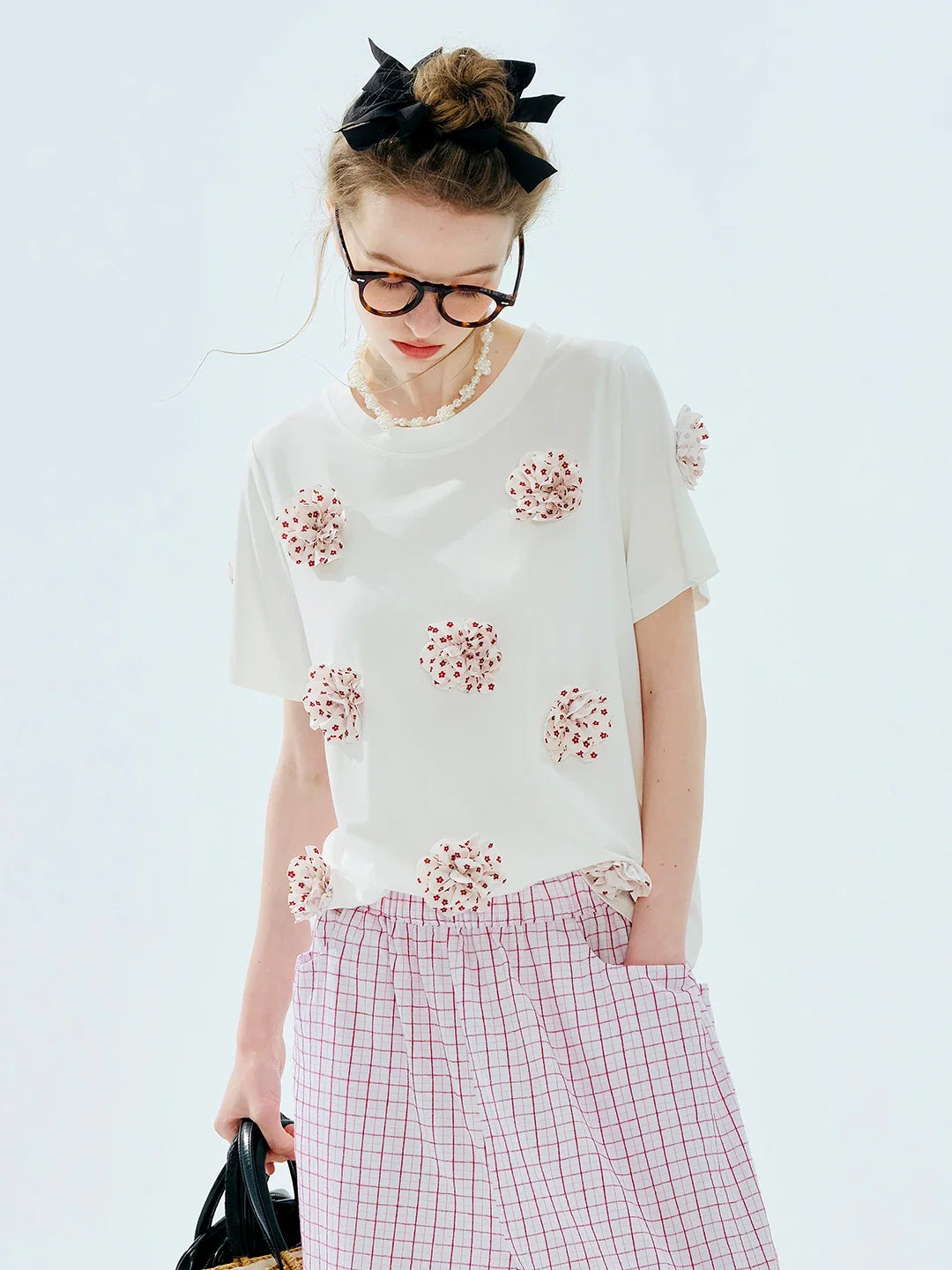 Kurzarm-T-Shirt mit weichem, weißem Blumenapplikationsmuster
