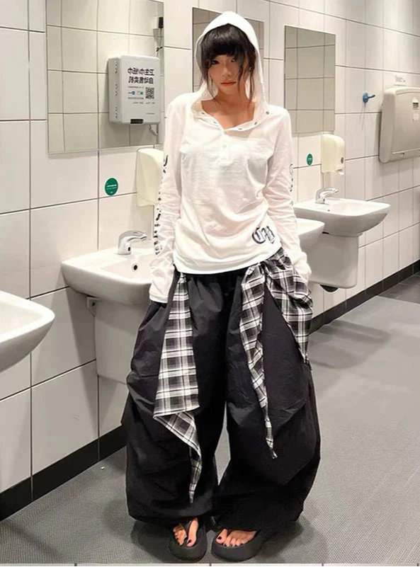 Isolierte schwarze, weite Jogginghose im Fallschirm-Stil mit weitem Bein