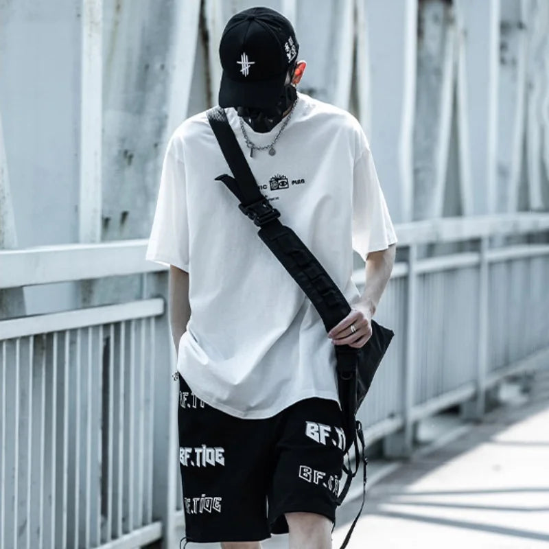 T-Shirt im Techwear-Punk-Stil mit geometrischem Print