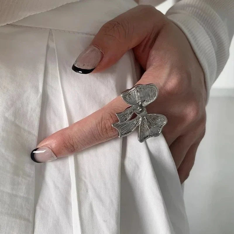 Bague élégante en argent avec un nœud simple