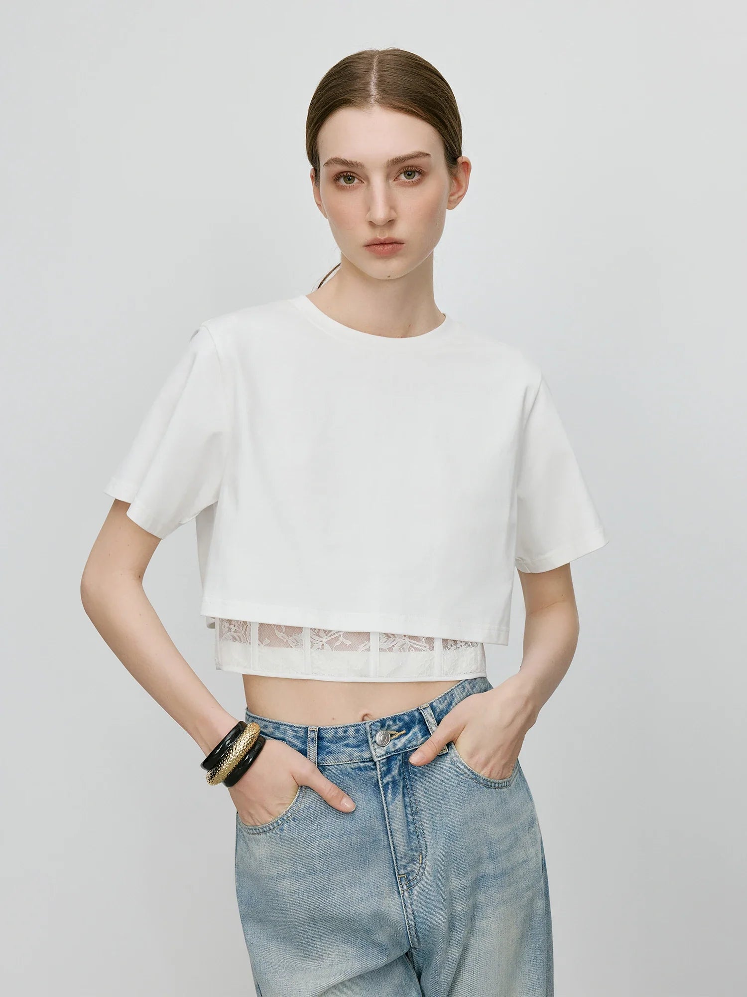 Schickes, bauchfreies T-Shirt mit Spitzeneinsatz