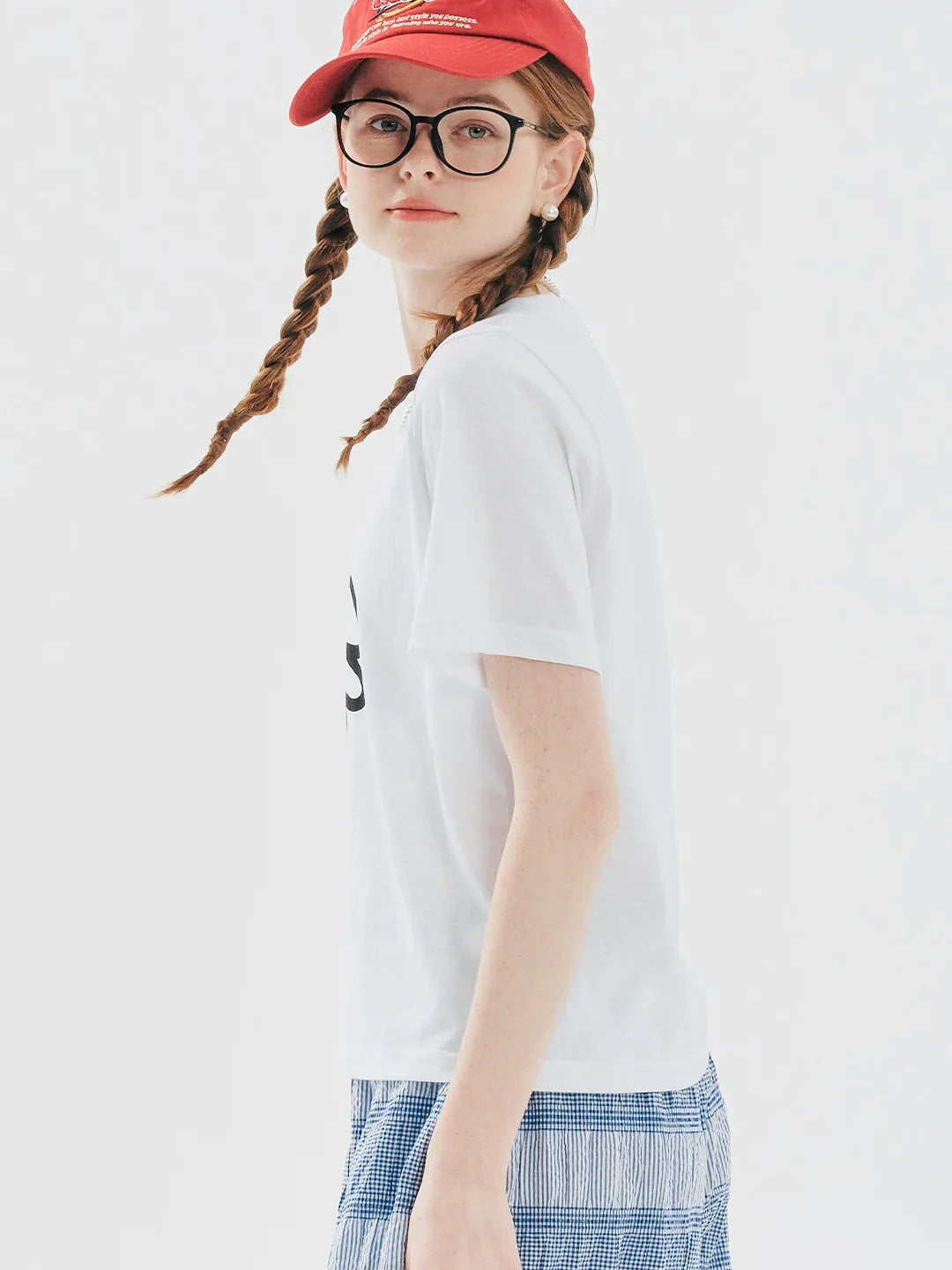 Trendiges, stylisches weißes T-Shirt mit Blumenmuster