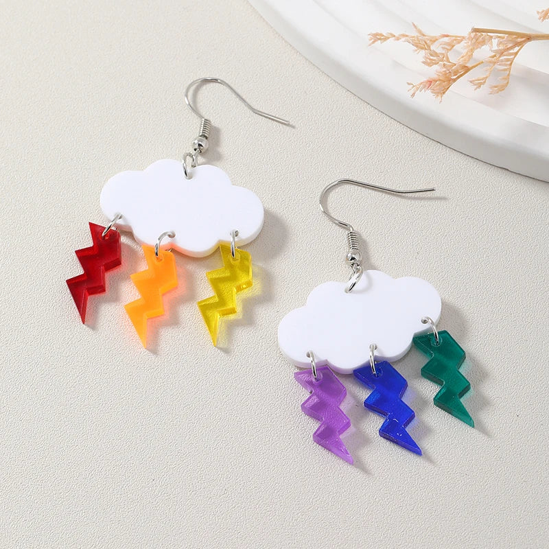 Bunte Ohrringe mit Blitzwolken-Anhänger
