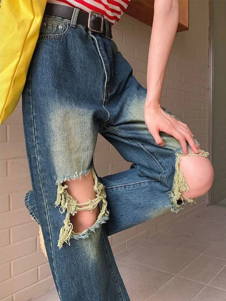 Femme coupe des jeans déchirés vintage cool