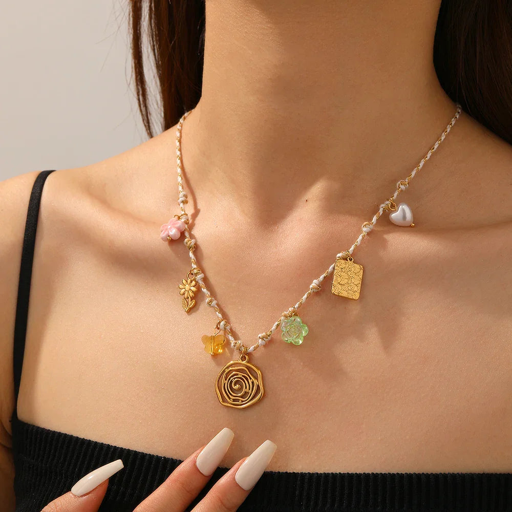 Collier pendentif en cristal fleur dorée