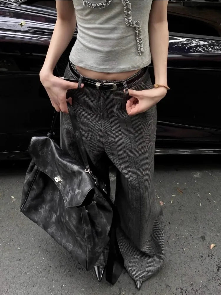 Graue, karierte Hose mit weitem Bein im minimalistischen Look
