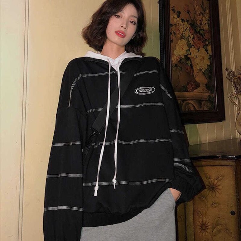 Gestreiftes schwarzes Sweatshirt
