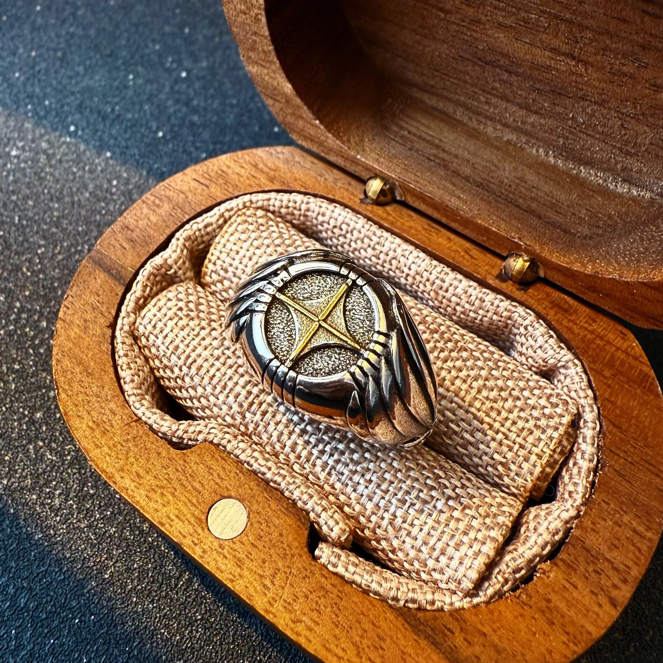 Bague ouverte ajustable en croix dorée
