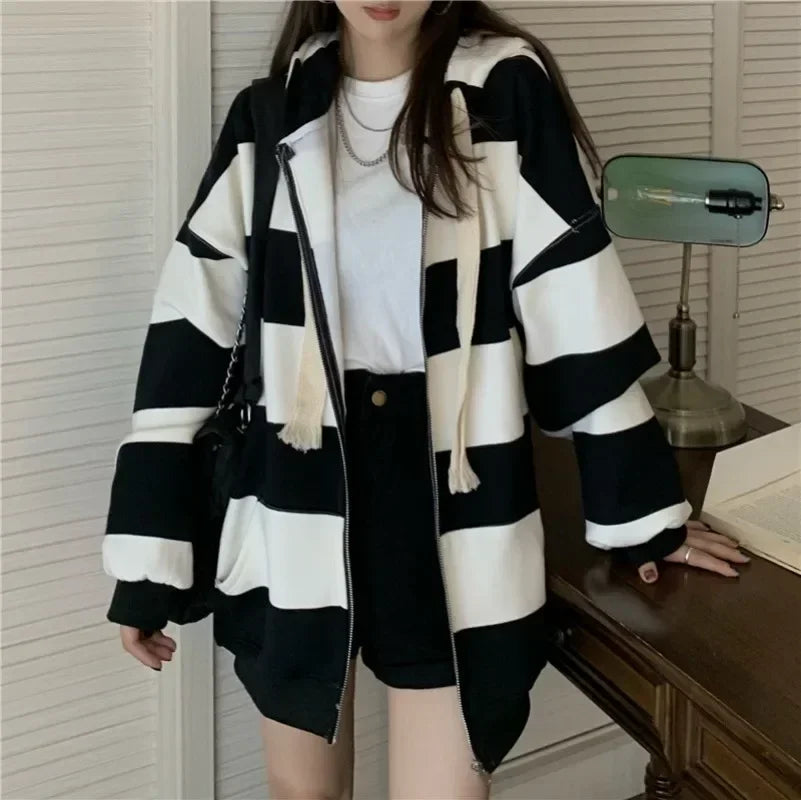 Stylischer, gestreifter Kapuzenpullover im koreanischen Stil mit lockerer Passform