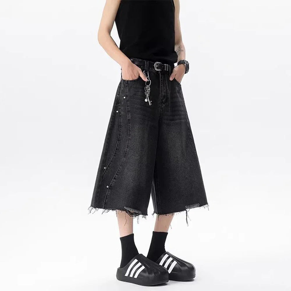 Herbstliche, einfarbige, weite, verkürzte Jeansshorts