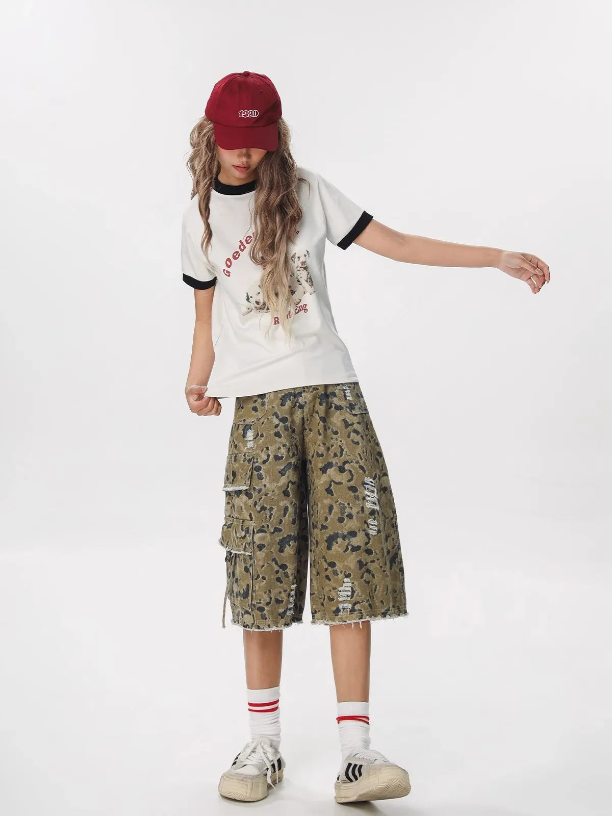Trendige Vintage-Jorts mit Camouflage-Muster, weitem Bein und Rissen