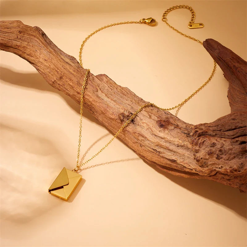 Collier pendentif enveloppe dorée