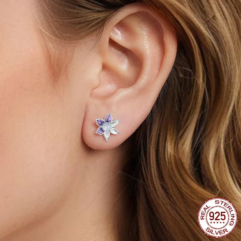 Niedliche lila Emaille-Blumen-Ohrstecker