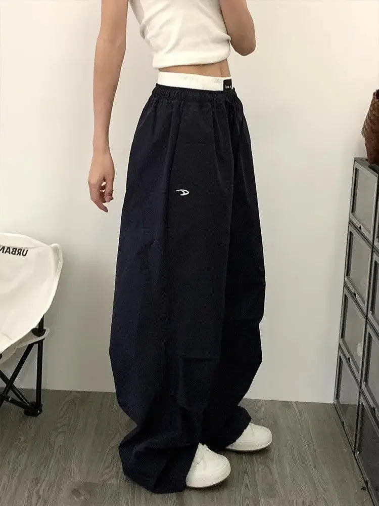 Coole, hochtaillierte, bestickte Hose mit weitem Bein, die perfekt zu den anderen Hosen passt.