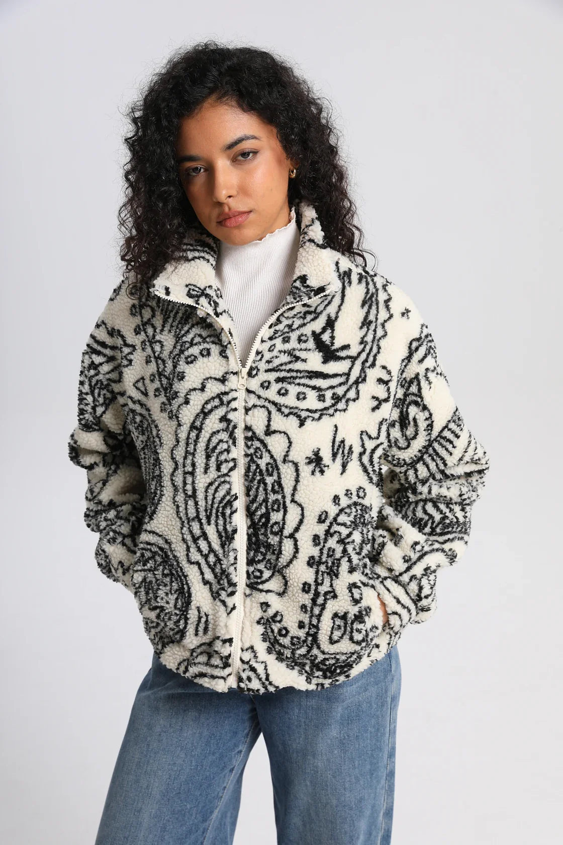 Gemütliche Streetwear-Jacke mit Anime-Print und hohem Kragen