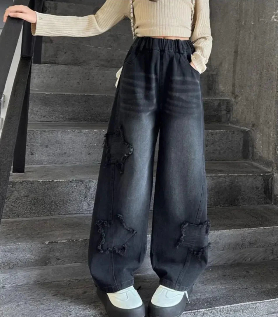 Gerade geschnittene und elegante schwarze High-Waist-Jeans mit weitem Bein und weitem Bein
