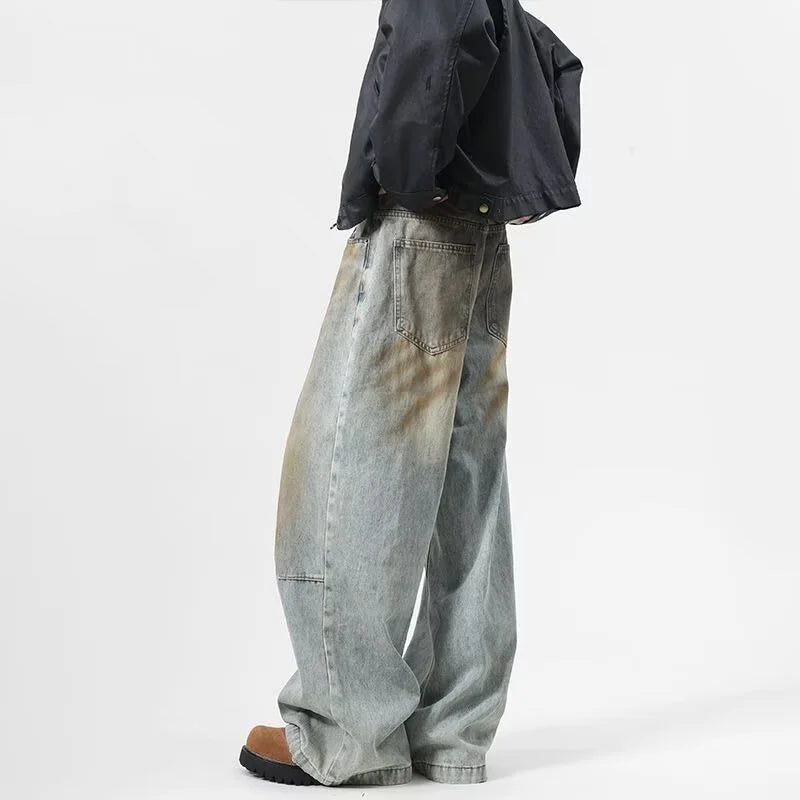 Jeans en denim vintage délavés à jambes larges, style streetwear.