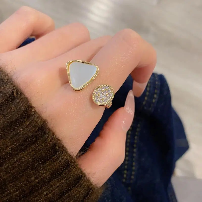 Bague en or incrustée de zircon de luxe