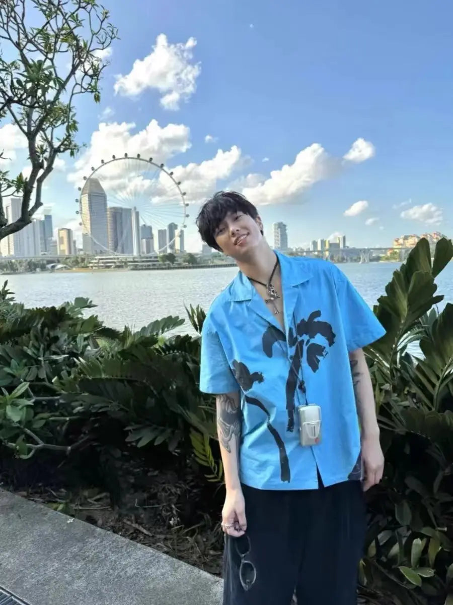 Sommerliches Streetwear-Hemd mit blauem Kubakragen und Print