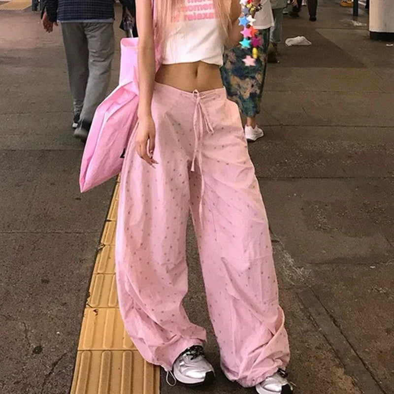 Gerade geschnittene und elegante Hose mit pinkfarbenem Sternenmuster