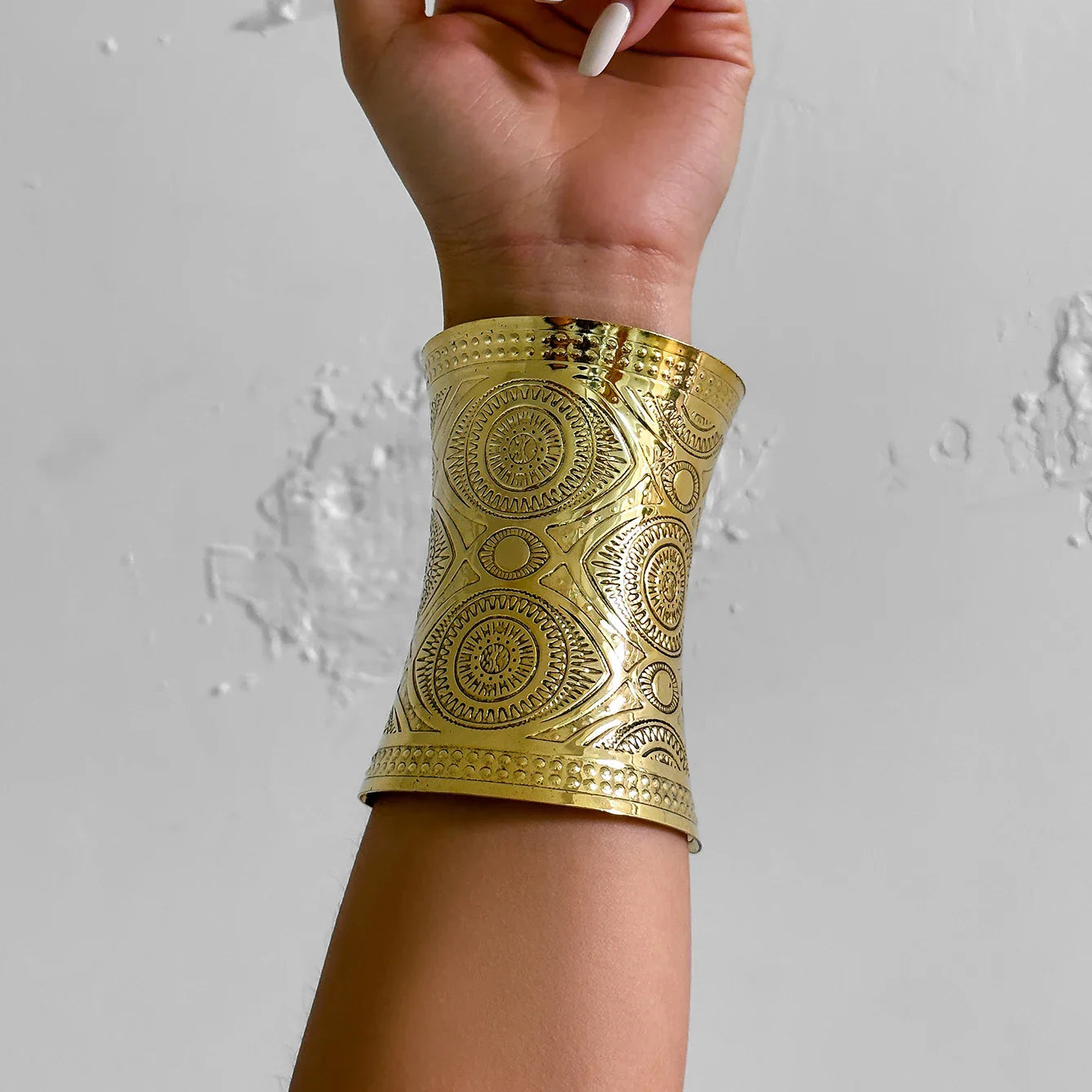 Bracelet jonc ethnique à manchette large et exagérée