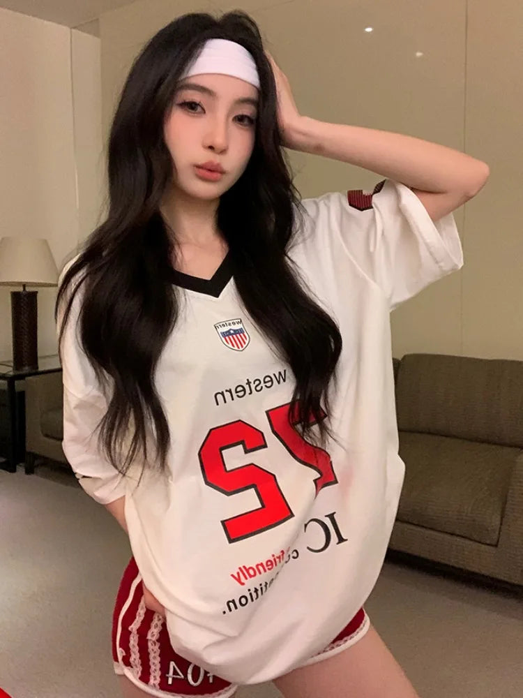 T-shirt rétro stylé à col en V avec motif de lettres
