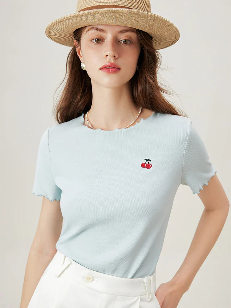 Kirschbesticktes T-Shirt mit Muschelsaum