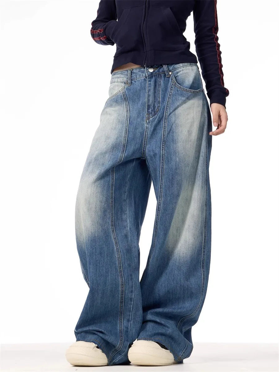 Kleiderschrank-Must-have: Weite Jeans mit Blitzmuster