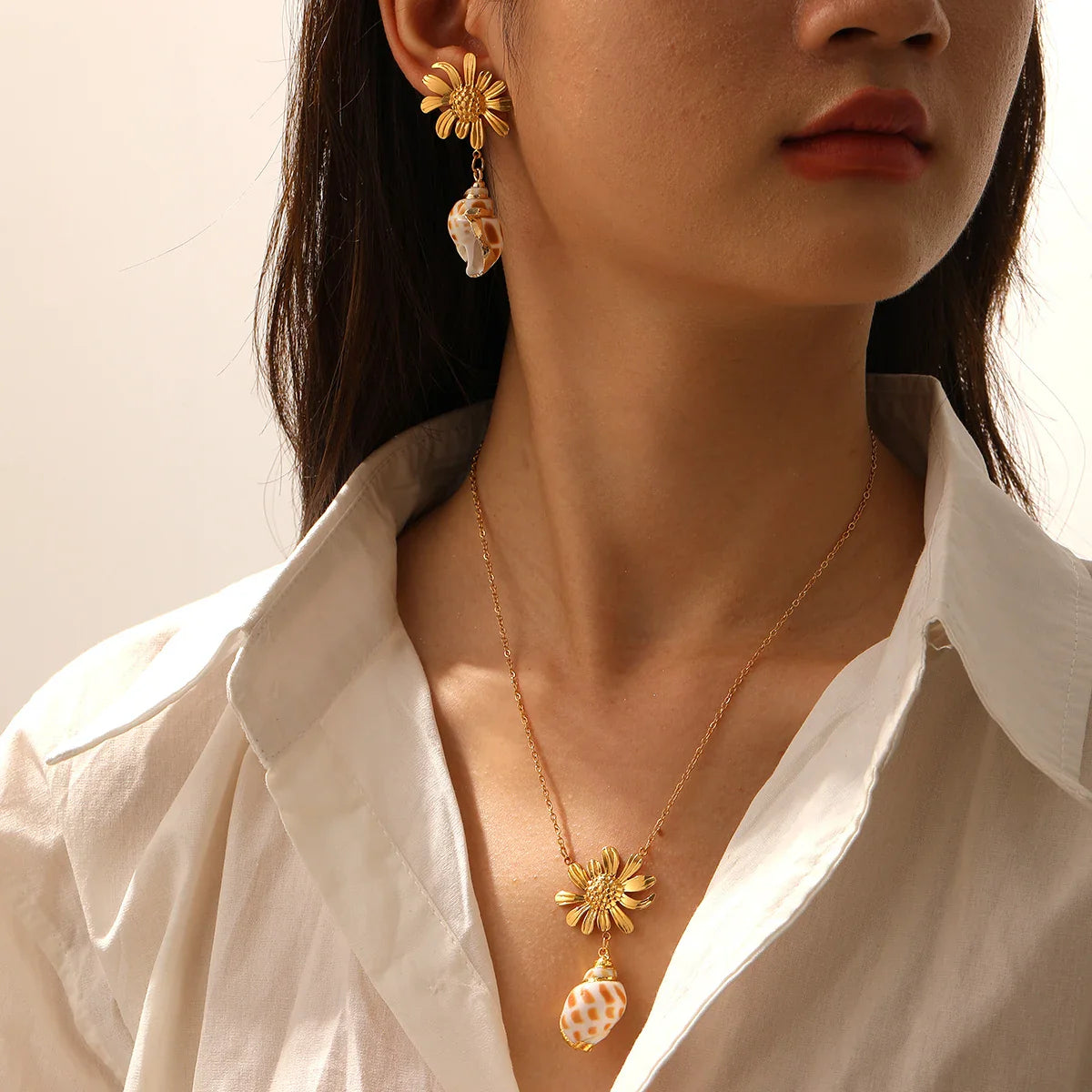 Collier style océan à fleurs irrégulières dorées