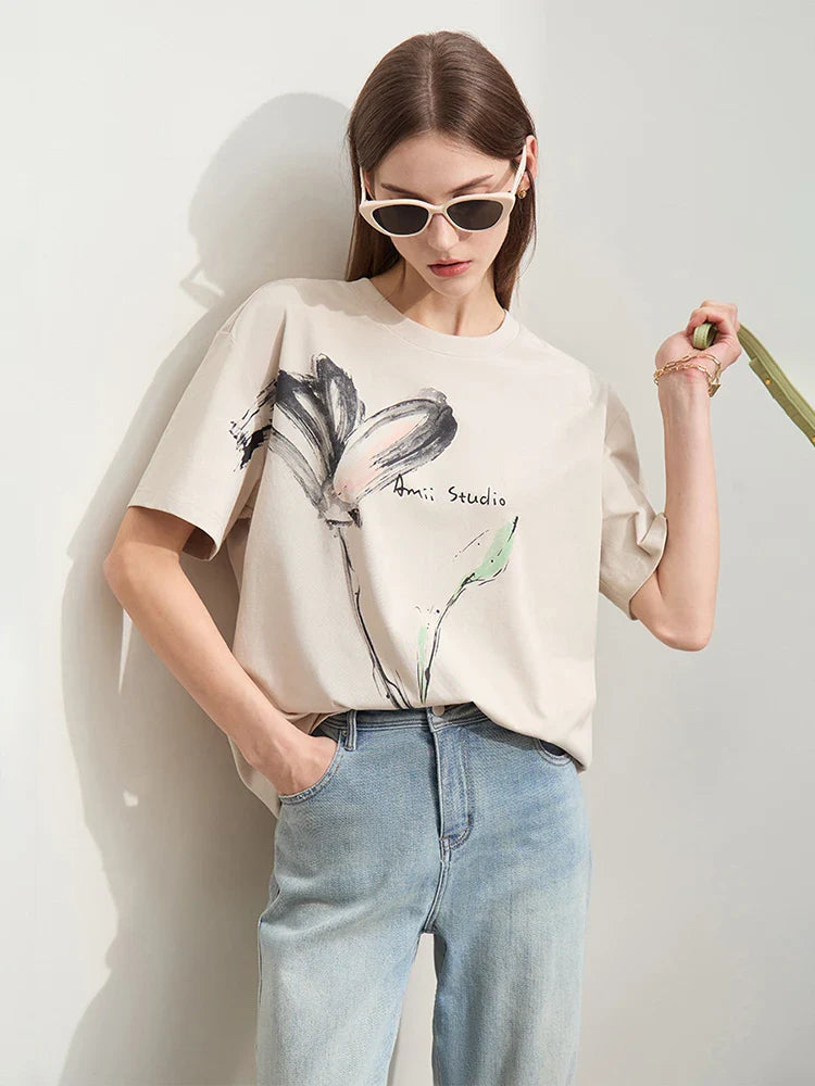 Minimalistisches Sommer-T-Shirt mit Tintenkunstdruck