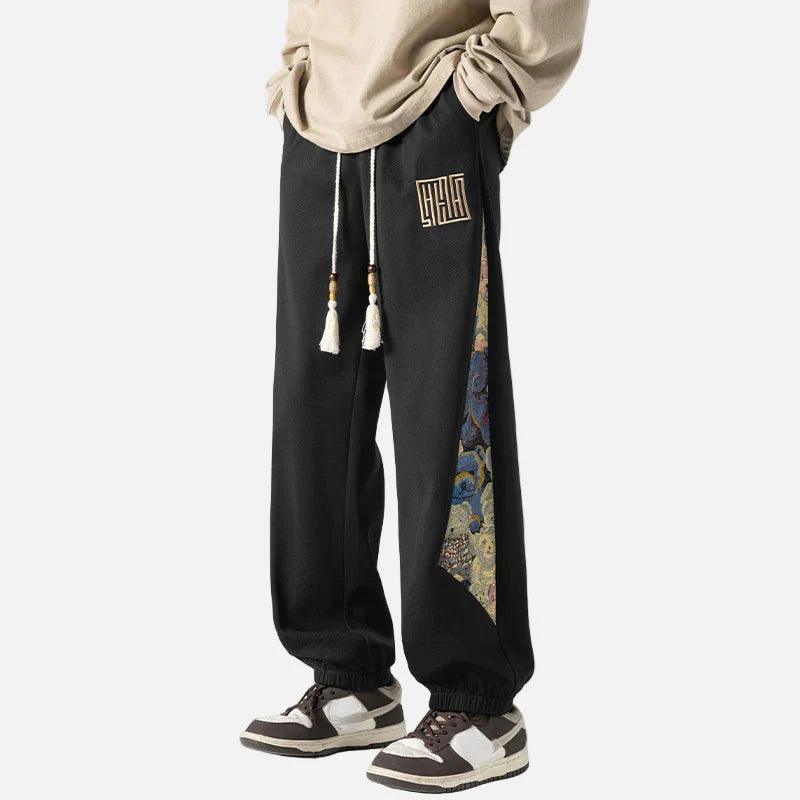 Jogginghose mit geradem Schnitt und charakteristischem Stickmuster