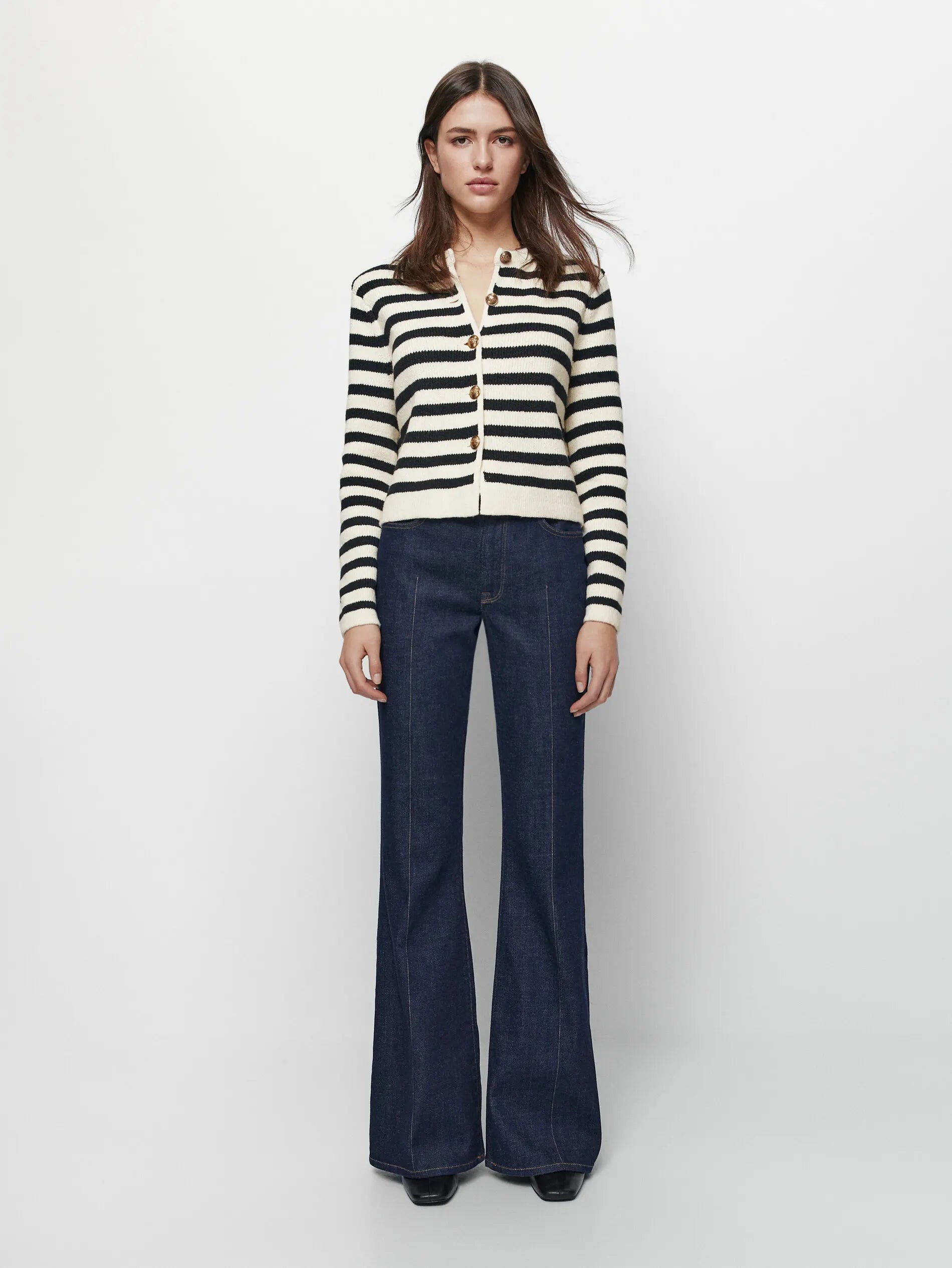 Lässiger, trendiger und luftiger Strickcardigan für Damen im Herbst