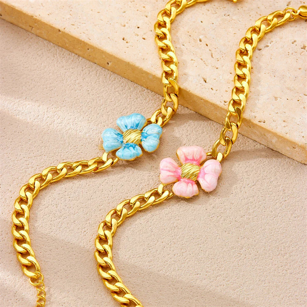 Bracelet à breloques fleurs bleues et roses