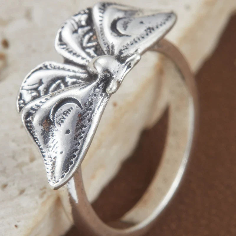 Geometrisches Schnitzmuster Fledermausring