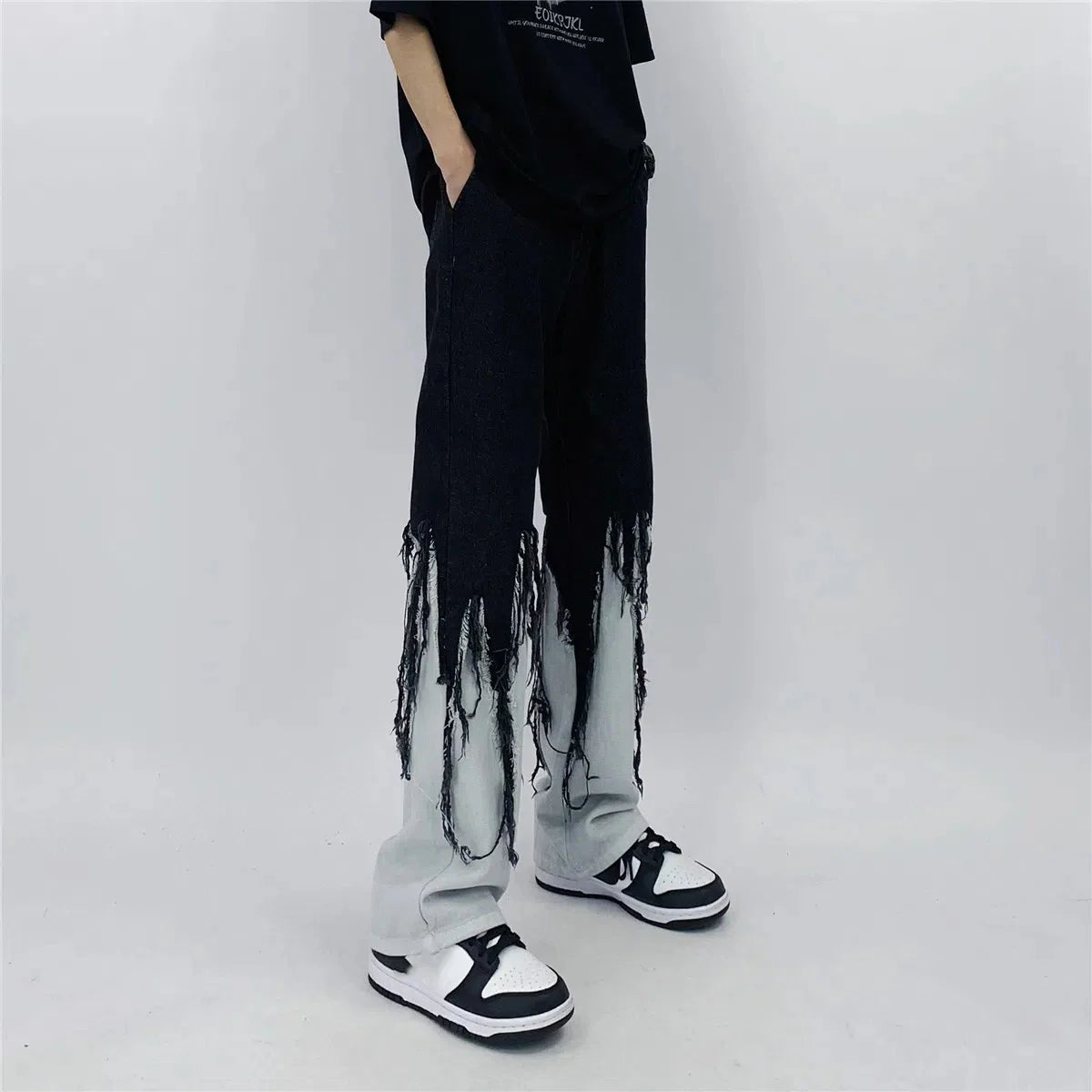 Figurschmeichelnde, locker sitzende Jeans mit Quasten in Kontrastfarbe
