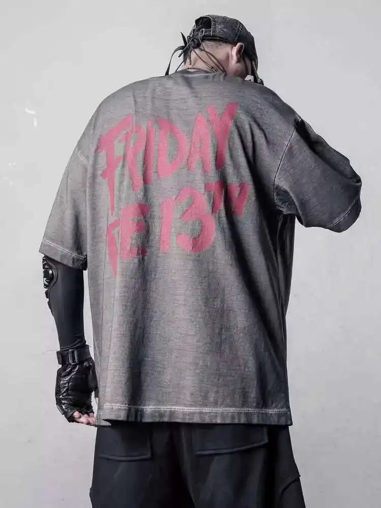Schmutzig verwaschenes taktisches T-Shirt im Punk-Stil