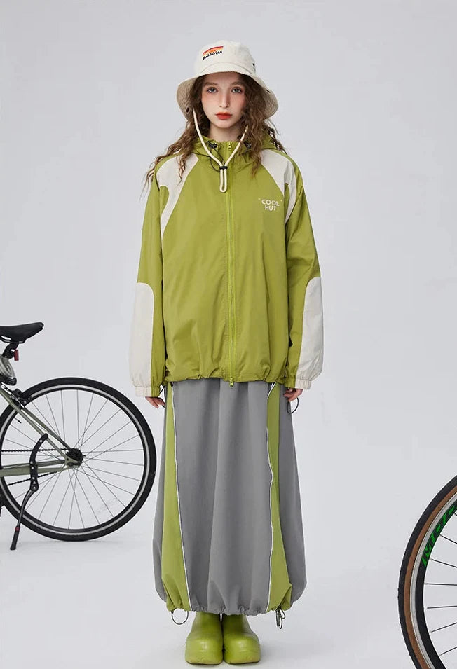 Windjacke mit Kapuze in kontrastierenden Herbstfarben