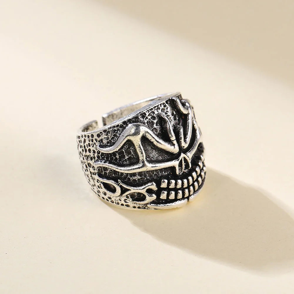 Handgefertigter Retro-Silberring mit wütendem Totenkopf