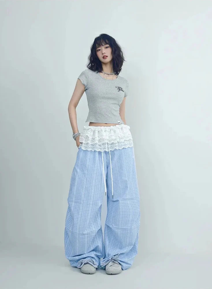 Frische blau-weiß karierte Sporthose