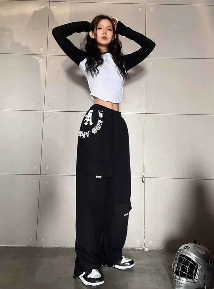 Schwarze, zerrissene, locker sitzende Hip-Hop-Jeans