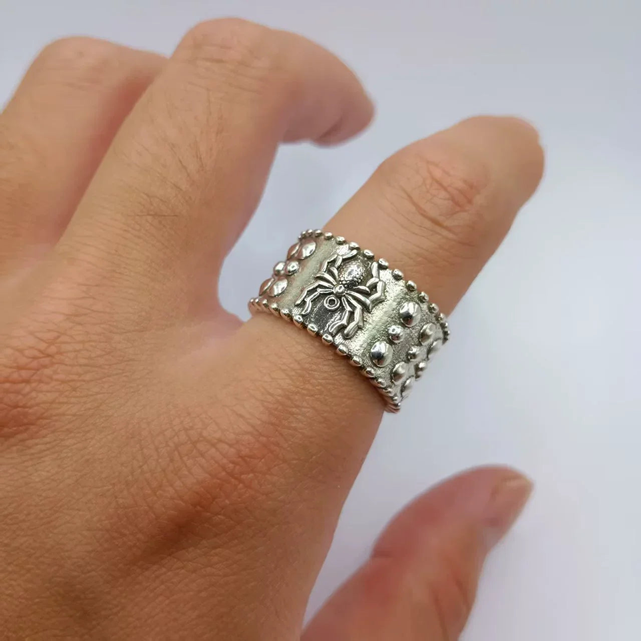 Spinnenmuster, weit geöffneter Ring
