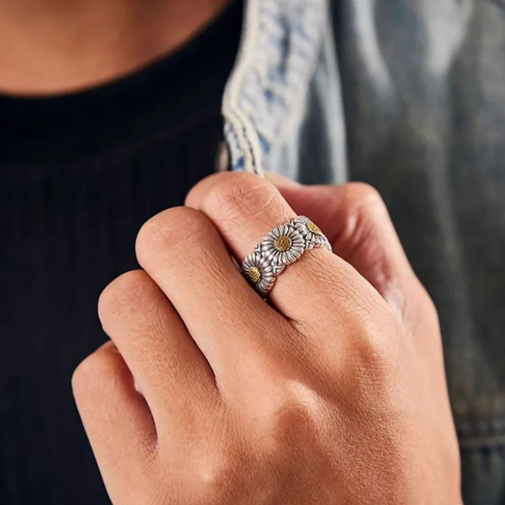 Verstellbarer offener Ring mit Retro-Gänseblümchenblume